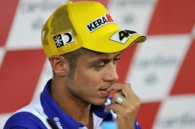 Zamyšlený Valentino Rossi , vedoucí závodník MotoGP.